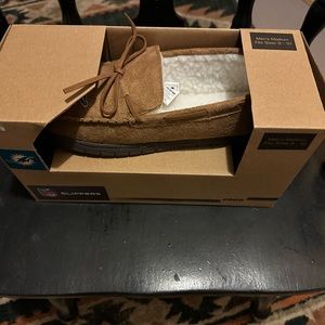 NWT men’s slippers